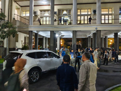 Diskusi antara mahasiswa dengan Rektor UGM Prof Ova Emilia berakhir dengan keributan, Rabu (21/5/2025).  Foto: Arfiansyah Panji Purnandaru/kumparan