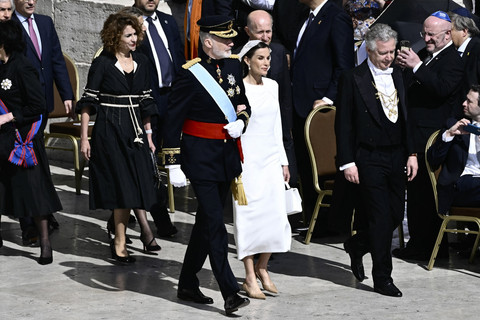 Ratu Letizia dari Spanyol mengenakan busana putih saat menghadiri pelantikan Paus Leo XIV di Lapangan Santo Petrus Vatikan, Minggu (18/5/2025). Foto: Filippo MONTEFORTE/AFP