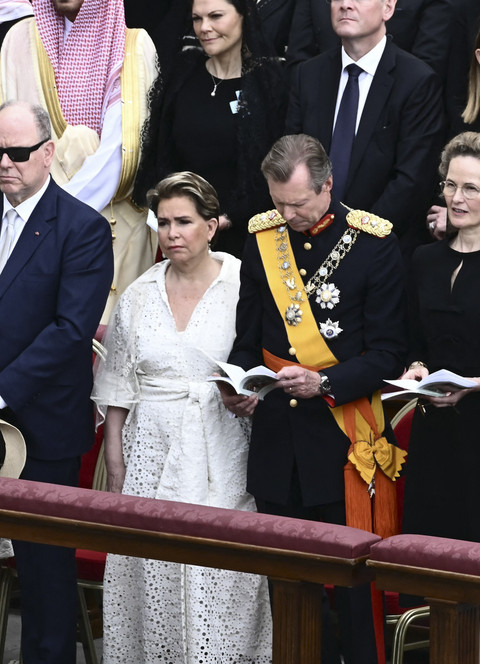 Grand Duchess Maria Teresa mengenakan busana putih saat menghadiri pelantikan Paus Leo XIV di Lapangan Santo Petrus Vatikan, Minggu (18/5/2025). Foto: Filippo MONTEFORTE/AFP