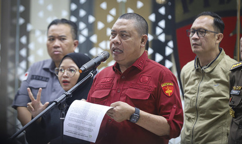 Kapuspenkum Kejaksaan Agung Harli Siregar dan Direktur Penyidikan Jampidsus Kejagung Abdul Qohar memberikan keterangan pers terkait kasus korupsi di PT Sritex di Kejaksaan Agung RI, Jakarta, Rabu (21/5/2025). Foto: Iqbal Firdaus/kumparan