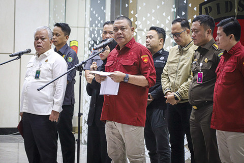 Kapuspenkum Kejaksaan Agung Harli Siregar dan Direktur Penyidikan Jampidsus Kejagung Abdul Qohar memberikan keterangan pers terkait kasus korupsi di PT Sritex di Kejaksaan Agung RI, Jakarta, Rabu (21/5/2025). Foto: Iqbal Firdaus/kumparan