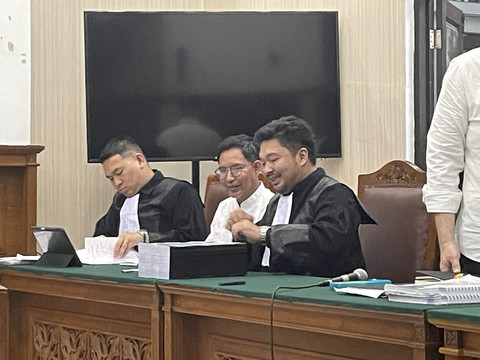 Terdakwa kasus pengamanan situs judi online Kominfo, Zulkarnaen Apriliantony (tengah), dalam persidangan di Pengadilan Negeri Jakarta Selatan, Rabu (21/5/2025). Foto: Fadhil Pramudya/kumparan
