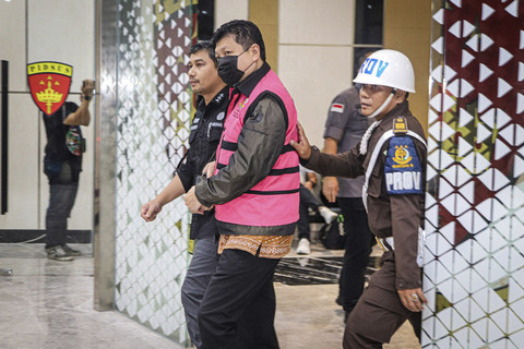 Kejaksaan Agung RI membawa tersangka kasus dugaan korupsi PT Sritex, Iwan Setiawan Lukminto, di Gedung Kejagung RI, Jakarta, Rabu (21/5/2025). Foto: Iqbal Firdaus/kumparan