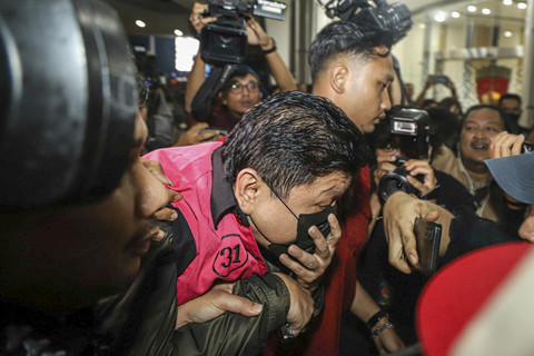 Kejaksaan Agung RI membawa tersangka kasus dugaan korupsi PT Sritex di Gedung Kejagung RI, Jakarta, Rabu (21/5/2025). Foto: Iqbal Firdaus/kumparan