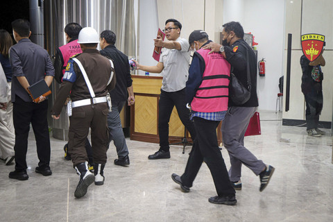 Kejaksaan Agung RI membawa tersangka kasus dugaan korupsi PT Sritex di Gedung Kejagung RI, Jakarta, Rabu (21/5/2025). Foto: Iqbal Firdaus/kumparan