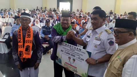 Gubernur Sulawesi Utara (Sulut), Yulius Selvanus, menyerahkan secara simbolis bantuan uang tunai untuk Jemaah Haji asal Sulut, Rabu (21/5).