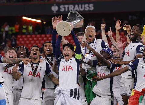 Selebrasi Son Heung-min angkat trofi bersama rekan-rekannya usai Tottenham Hotspur tekuk Manchester United (MU) dalam final Liga Europa 2024/25 di Stadion San Mames, Spanyol, Kamis (22/5) dini hari WIB. Foto: REUTERS/Andrew Couldridge