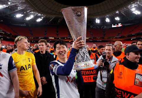 Selebrasi Son Heung-min angkat trofi usai Tottenham Hotspur tekuk Manchester United (MU) dalam final Liga Europa 2024/25 di Stadion San Mames, Spanyol, Kamis (22/5) dini hari WIB. Foto: REUTERS/Andrew Couldridge