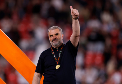 Selebrasi Ange Postecoglou usai Tottenham Hotspur tekuk Manchester United (MU) dalam final Liga Europa 2024/25 di Stadion San Mames, Spanyol, Kamis (22/5) dini hari WIB. Foto: Reuters/Andrew Couldridge