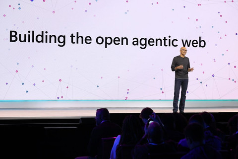 CEO Microsoft Satya Nadella di panggung Microsoft Build 2025. Foto: Microsoft