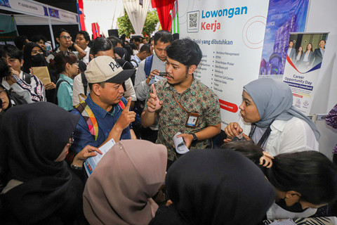 Calon pelamar kerja memadati ruangan job fair di Kementerian Ketenagakerjaan, Jakarta, Kamis (22/5/2025).  Foto: Iqbal Firdaus/kumparan
