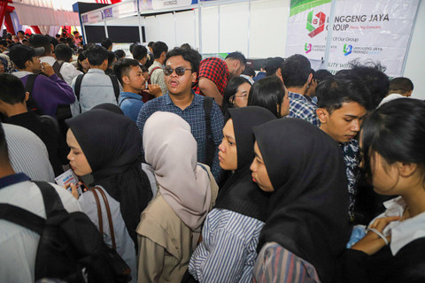 Calon pelamar kerja memadati ruangan job fair di Kementerian Ketenagakerjaan, Jakarta, Kamis (22/5/2025).  Foto: Iqbal Firdaus/kumparan