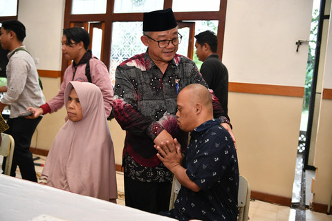 Menteri Pendidikan Dasar dan Menengah (Mendikdasmen) Abdul Mu'ti menemui keluarga korban kecelakaan guru SD ITQ As- Syafi'iyah di Kabupaten Magelang. Foto: Dok. Humas Kemendikdasmen