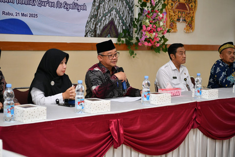 Menteri Pendidikan Dasar dan Menengah (Mendikdasmen) Abdul Mu'ti menemui keluarga korban kecelakaan guru SD ITQ As- Syafi'iyah di Kabupaten Magelang. Foto: Dok. Humas Kemendikdasmen