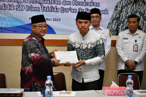 Menteri Pendidikan Dasar dan Menengah (Mendikdasmen) Abdul Mu'ti menemui keluarga korban kecelakaan guru SD ITQ As- Syafi'iyah di Kabupaten Magelang. Foto: Dok. Humas Kemendikdasmen