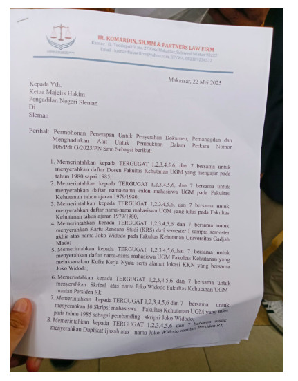 Gugatan Komardin di PN Sleman kepada Rektor UGM dkk terkait ijazah Jokowi pada sidang perdana 22 Mei 2025. Foto: Arfiansyah Panji Purnandaru/kumparan