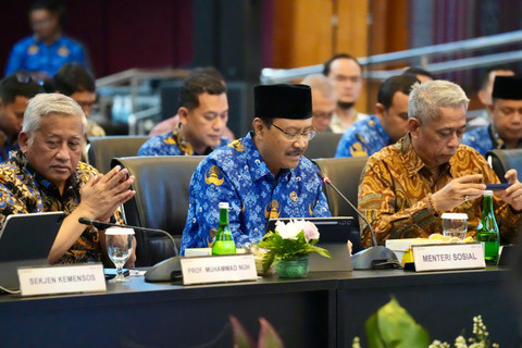 Ketua Tim Formatur Sekolah Rakyat, Prof M Nuh 9kiri) menghadiri rapat koordinasi terkait infrastruktur Sekolah Rakyat di Kantor Kemensos, Selasa (20/5/2025). Foto: Dok. Kemensos