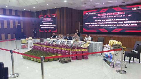 Pers rilis kasus pengoplosan tabung gas elpiji di Bareskrim Polri. Foto: Rachmadi Rasyad/kumparan