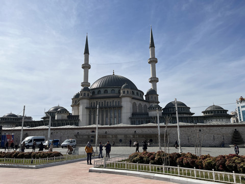 Penampakan Masjid Taksim yang terlihat dari alun-alun Taksim Square. Foto: Ela Nurlaela/kumparan