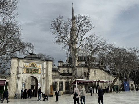 Suasana Masjid Eyup Sultan, salah satu masjid yang bersejarah yang ada di Istanbul, Turki. Foto: Ela Nurlaela/kumparan