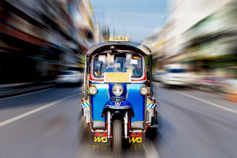 Tuk-Tuk kendaraan tradisional di Thailand. Foto: Damian Lugowski/Shutterstock