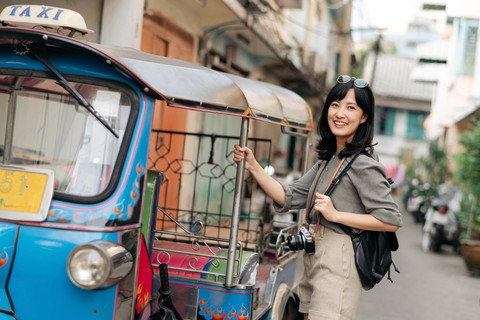 Turis naik Tuk-Tuk. Foto: Jirawatfoto/Shutterstock