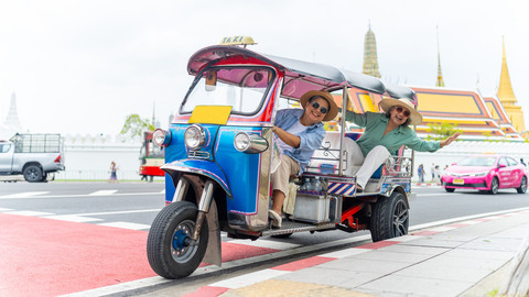 Turis naik Tuk-Tuk. Foto: CandyRetriever/Shutterstock