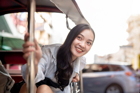 Turis naik Tuk-Tuk. Foto: BongkarnGraphic/Shutterstock