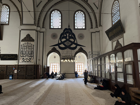 Penampakan dalam masjid Ulu Cami yang ada di Bursa Turki. Ini merupakan masjid terbesar di Bursa, Turki. Foto: Ela Nurlaela/kumparan