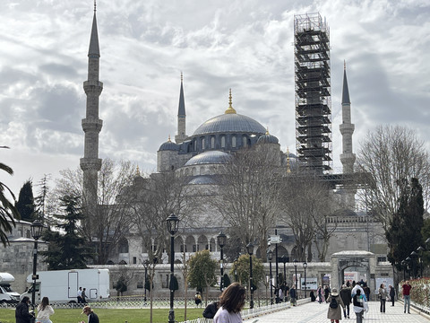 Penampakan Blue Mosque, salah satu masjid yang ada di Istanbul Turki.  Foto: Ela Nurlaela/kumparan