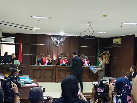 Suasana sidang perdana gugatan perdata soal ijazah Jokowi dengan tergugat Rektor UGM hingga dosen pembimbing Jokowi di Pengadilan Negeri Sleman, Kamis (22/5). Foto: Arfiansyah Panji Purnandaru/kumparan