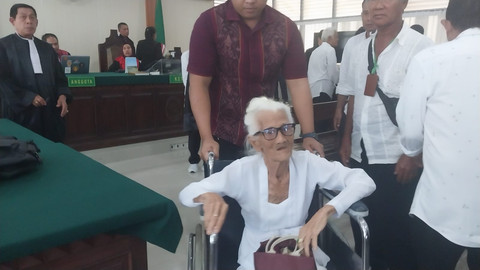 Ni Nyoman Reja (92) menjadi terdakwa kasus pemalsuan dokumen dan penggelapan silsilah keluarga demi warisan.  Foto: Denita BR Matondang/kumparan