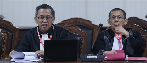 Heru Widodo (kiri) selaku Kuasa Hukum Pemohon saat memberikan keterangan pada sidang Pemeriksaan Pendahuluan Perkara Nomor 320/PHPU.BUP-XXIII/2025 Perselisihan Hasil Pemilihan Umum Bupati KABUPATEN GORONTALO UTARA Tahun 2024, Pada Kamis (15/5). Foto: Humas/Bayu/MK
