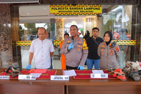 Polsek Kemiling menunjukan barang bukti dan pelaku berinisial R (32) usai mencuri sejumlah alat tukang dari sebuah panglong kayu milik korban SN.   Foto: Dok. Polri