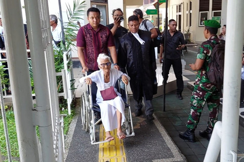 Nyoman Reja (92) bersama 16 terdakwa kasus pemalsuan dokumen dan penggelapan silsilah demi warisan di PN Denpasar, Kamis (22/5/2025). Foto: Dnita BR Matondang/kumparan