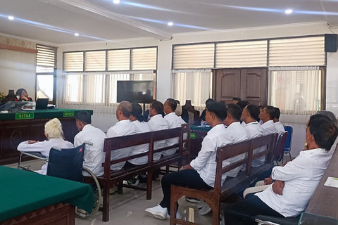 Nyoman Reja (92) bersama 16 terdakwa kasus pemalsuan dokumen dan penggelapan silsilah demi warisan di PN Denpasar, Kamis (22/5/2025). Foto: Dnita BR Matondang/kumparan