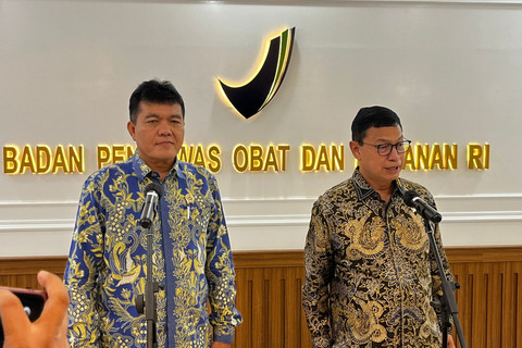 Kepala BPOM Taruna Ikrar (kanan) dan Kepala Badan Karantina Sahat Manaor Panggabean memberikan keterangan pers usai pertemuan di Gedung BPOM, Jakarta Pusat, Kami (22/5/2025).  Foto: Rayyan Farhansyah/kumparan