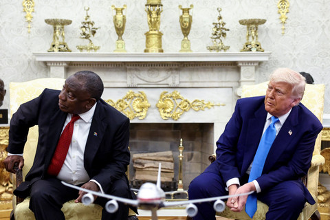 Presiden AS Donald Trump bertemu dengan Presiden Afrika Selatan Cyril Ramaphosa di Ruang Oval Gedung Putih di Washington, D.C., AS, Rabu (21/5/2025). Foto: Kevin Lamarque/REUTERS