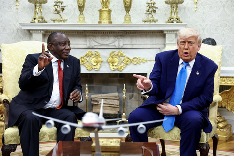 Presiden AS Donald Trump bertemu dengan Presiden Afrika Selatan Cyril Ramaphosa di Ruang Oval Gedung Putih di Washington, D.C., AS, Rabu (21/5/2025). Foto: Kevin Lamarque/REUTERS