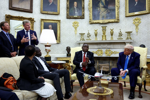 Presiden AS Donald Trump bertemu dengan Presiden Afrika Selatan Cyril Ramaphosa di Ruang Oval Gedung Putih di Washington, D.C., AS, Rabu (21/5/2025). Foto: Kevin Lamarque/REUTERS