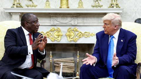 Presiden AS Donald Trump bertemu dengan Presiden Afrika Selatan Cyril Ramaphosa di Ruang Oval Gedung Putih di Washington, D.C., AS, Rabu (21/5/2025). Foto: Kevin Lamarque/REUTERS