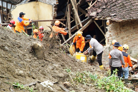 Tim SAR gabungan melakukan pembongkaran rumah korban terdampak longsor di Desa Depok, Trenggalek, Jawa Timur, Kamis (22/5/2025). Foto: Destyan Sujarwoko/ANTARA FOTO