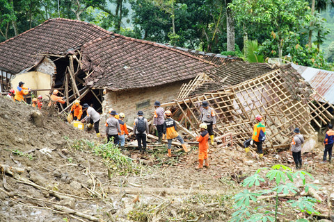 Tim SAR gabungan melakukan pembongkaran rumah korban terdampak longsor di Desa Depok, Trenggalek, Jawa Timur, Kamis (22/5/2025). Foto: Destyan Sujarwoko/ANTARA FOTO