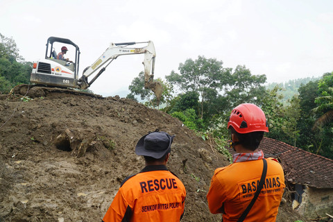 Tim SAR gabungan menggunakan alat berat saat mencari korban terdampak longsor di Desa Depok, Trenggalek, Jawa Timur, Kamis (22/5/2025). Foto: Destyan Sujarwoko/ANTARA FOTO