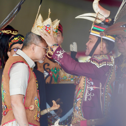 Damang Kepala Adat se-Kalteng beri gelar kehormatan untuk Menko Zulkifli Hasan. Foto: Dok. Istimewa