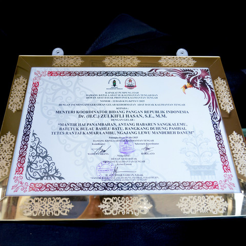 Sertifikat gelar kehormatan untuk Menko Zulkifli Hasan. Foto: Dok. Istimewa