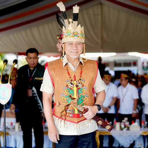 Damang Kepala Adat se-Kalteng beri gelar kehormatan untuk Menko Zulkifli Hasan. Foto: Dok. Istimewa