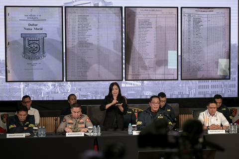 Bareskrim tunjukkan dokumen SMAN 6 Surakarta terkait ijazah Jokowi di Bareskrim Mabes Polri, Jakarta, Kamis (22/5/2025). Foto: Fauzan/ANTARA FOTO