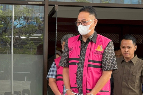 Petugas membawa tersangka di kasus dugaan korupsi proyek PDNS di Kejari Jakarta Pusat, Kamis (22/5/2025). Foto: Abid Raihan/kumparan