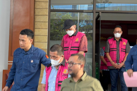 Petugas membawa tersangka di kasus dugaan korupsi proyek PDNS di Kejari Jakarta Pusat, Kamis (22/5/2025). Foto: Abid Raihan/kumparan